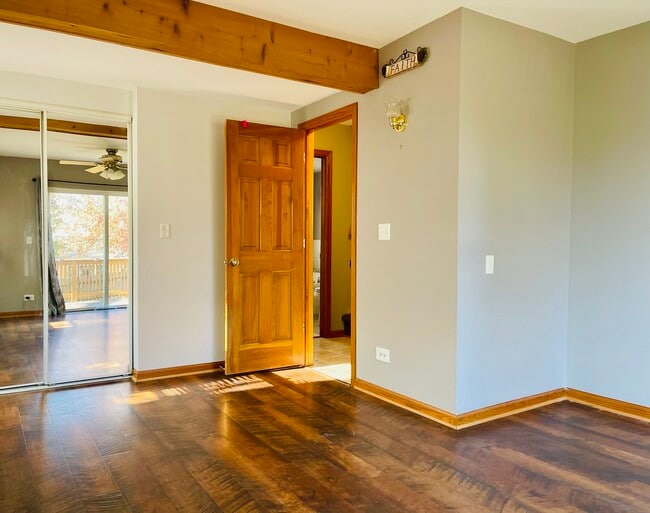 Building Photo - 37020 N Helen Dr