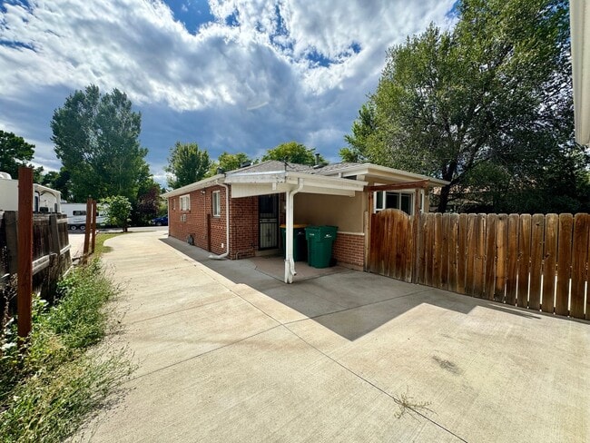 Building Photo - Beautiful 2 bedroom, 1.5 bathrooms plus an office!! Available NOW!