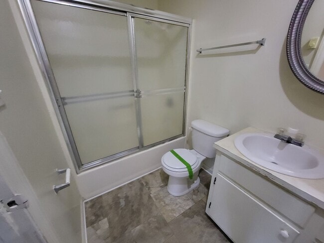 Building Photo - 2 Bedroom House