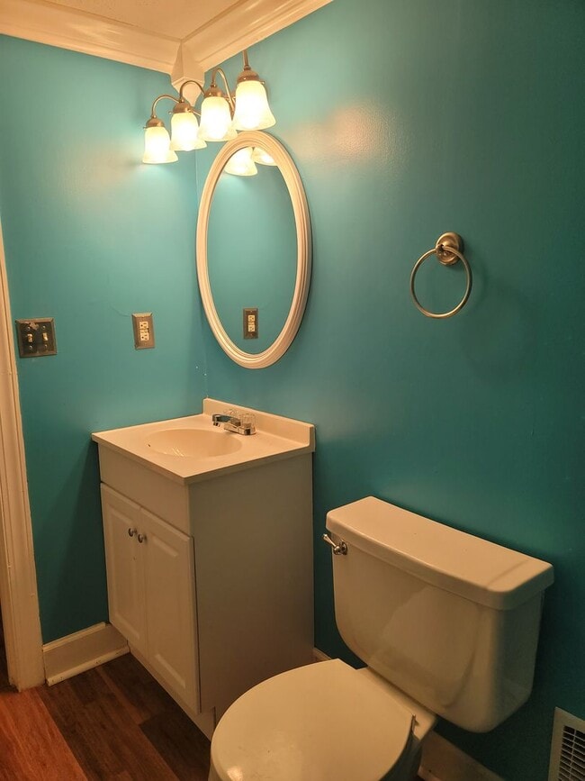 Building Photo - New to the Rental Market!  3 Bdrm/ 2.5 Bath Tri-Level Home! Located in Quiet Neighborhood!