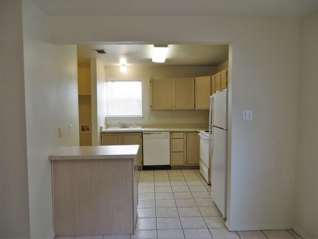 Building Photo - 2216 Katy Ln