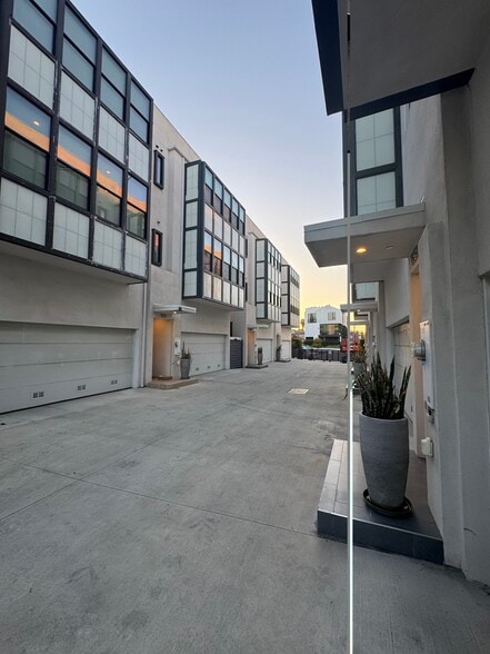Building Photo - 1825 1/2 Alsace Ave
