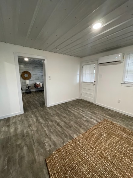 Building Photo - 410 W Maple St