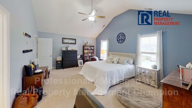 Building Photo - Spacious Executive Home on Friendly Cul-de...