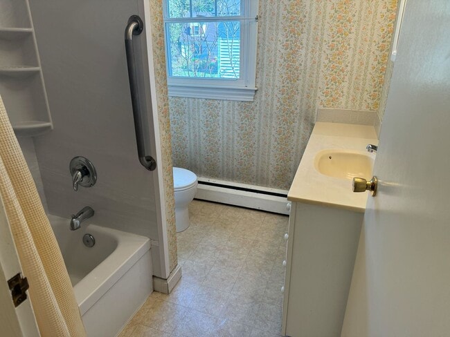 Building Photo - 5 Bedroom 2 Bathroom Home in Idyllic Neighborhood (CURRENTLY UNDER CONTRACT)