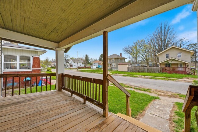 Building Photo - Updated 3BR with Fresh Finishes