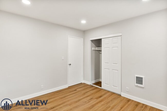Building Photo - 1 Bed/1 Bath Available in Huntington Beach
