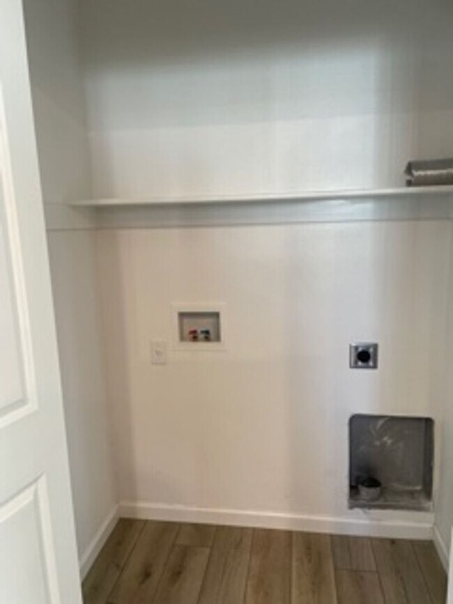 Building Photo - 3 BEDROOMS SINGLE LEVEL HOME