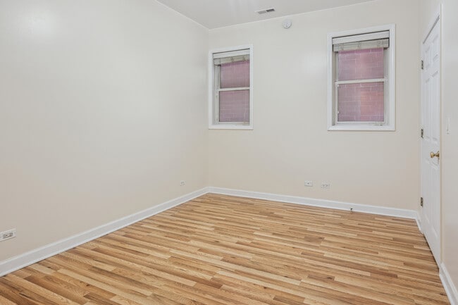 Building Photo - 1136 W Fullerton Ave