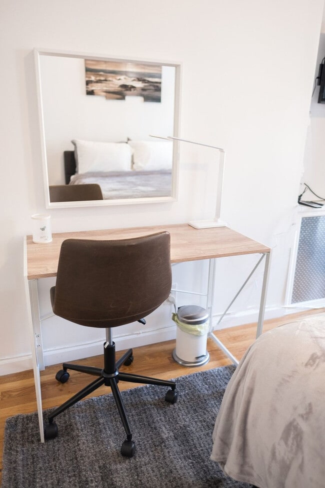 Building Photo - 301 E 104th St