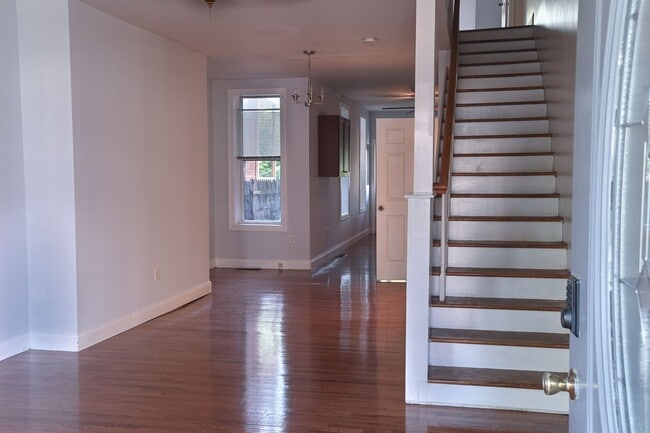 Building Photo - Spacious 3 Bedroom on Harris