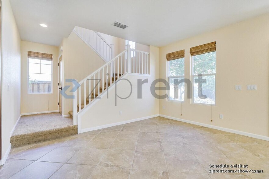 Building Photo - 704 Moore Way