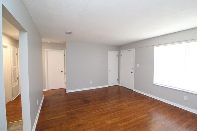 Building Photo - Updated 2BD/1BA Duplex in NE Pensacola