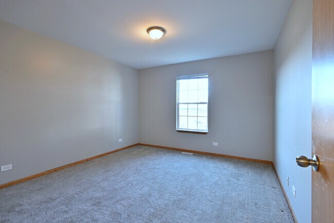 Building Photo - 19 E Pineview Dr