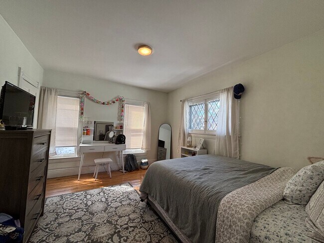 Building Photo - Single Family Home In The Park Ave Neighborhood!