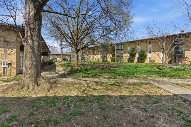 Building Photo - SPRING SPECIAL!! FIRST MONTH FREE on this ONE Bedroom Condo, First Floor, across from Madison Park!