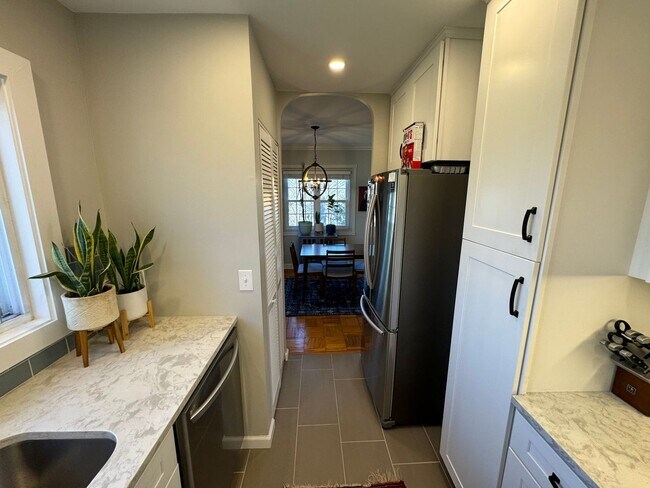 Building Photo - Charming 1 Bed 1 Bath End Unit Condo In Am...
