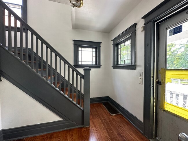 Building Photo - NICE 3 BEDROOMS WITH FULL BATH MOVE-IN READY!