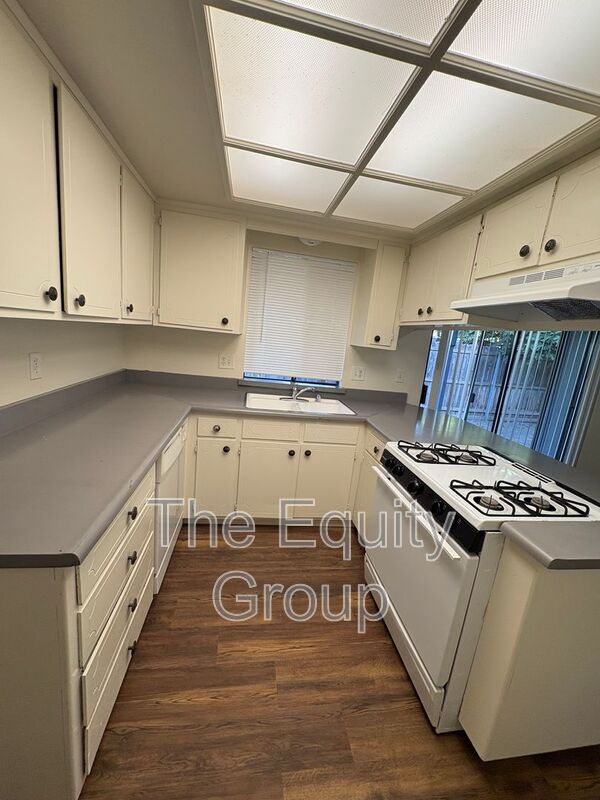 Building Photo - 310 1/2 N Park Street