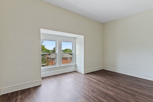 Building Photo - Spacious 5 Bedroom Home w/ Balcony, Porch & Yard Space!