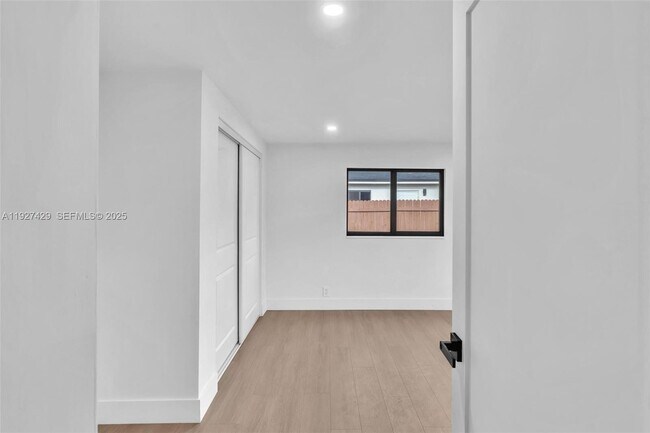 Building Photo - 1123 NE 1st Ave.