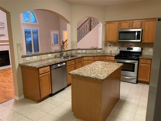 Building Photo - 2114 Winding Hollow Dr