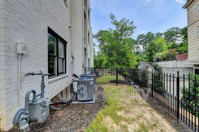 Building Photo - 3667 Peachtree Rd NE