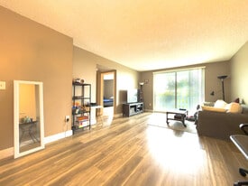 Building Photo - 919 Hillcrest Dr