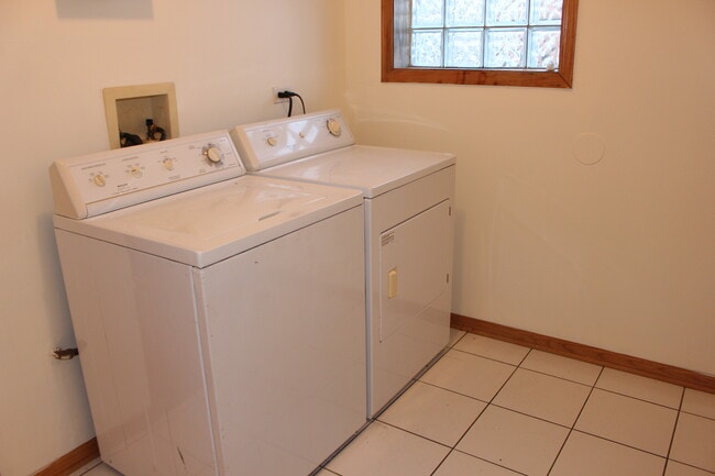 Building Photo - 2451 W Taylor St