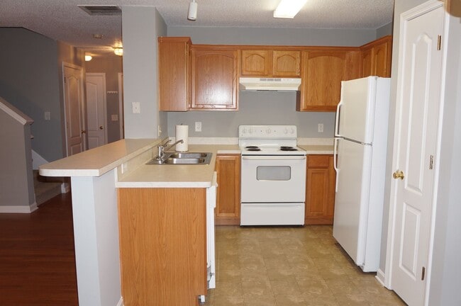 Building Photo - Rare 2 bedroom 2.5 bath Townhome located in Fox Creek