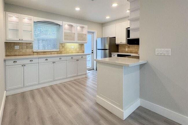 Building Photo - 1641 NE 5th Ct