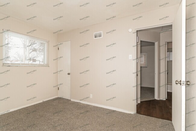 Building Photo - 1223 Lakeview Ave