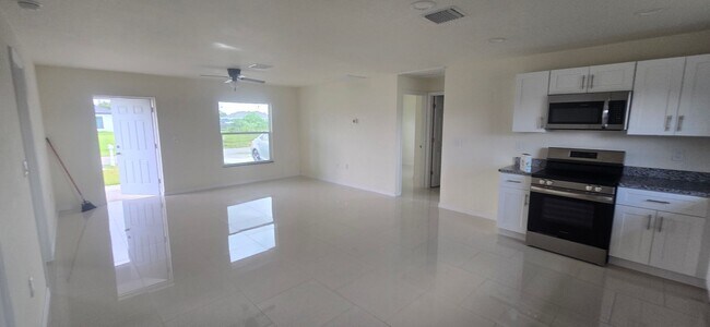 Building Photo - Great SW Location-Three Bedroom -two bath