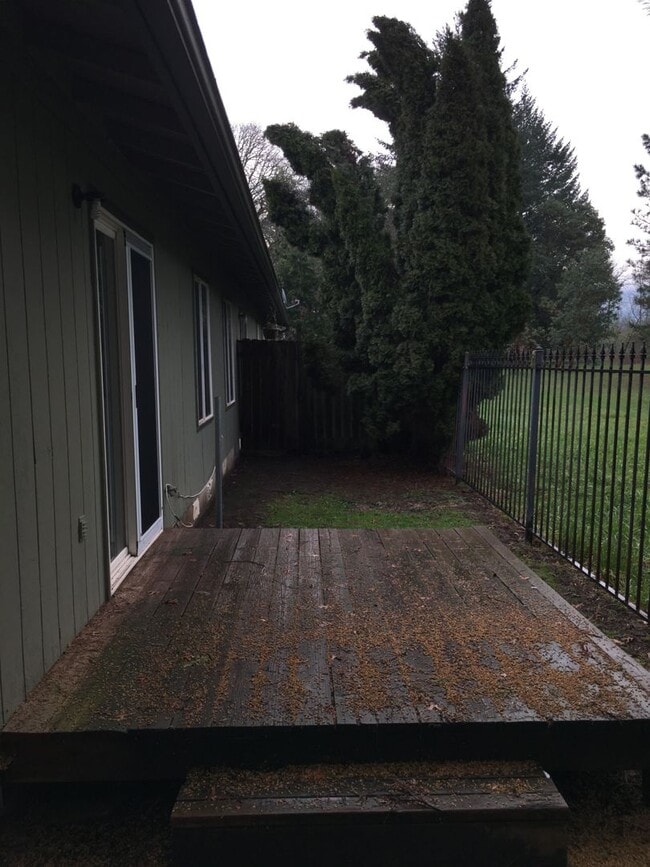 Building Photo - 733/739 Stephens Dr