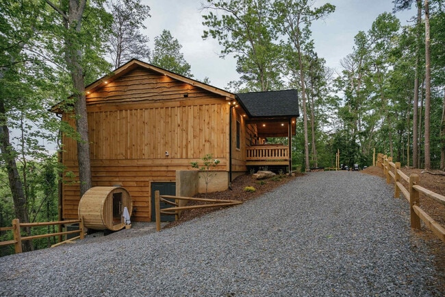 Building Photo - 452 Garfield Dr
