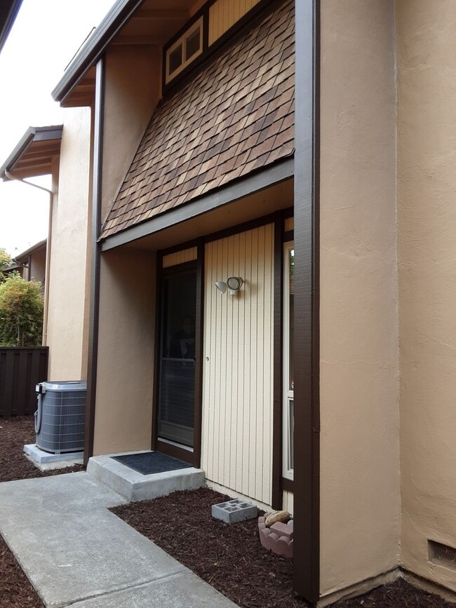 Building Photo - Big Bright 3-bedroom 2.5 bath Townhouse in...