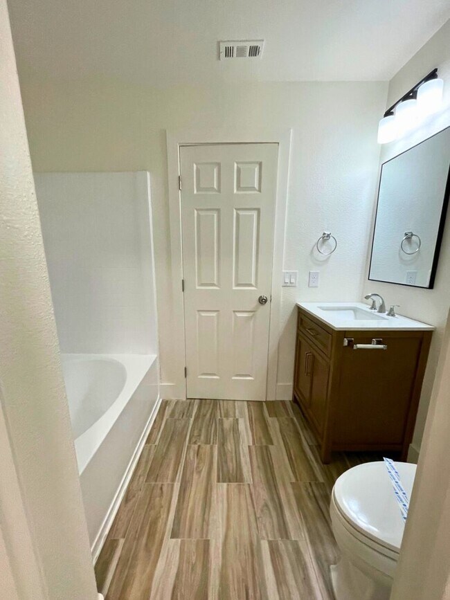 Building Photo - NEWLY RENOVATED 3BD/2BA SINGLE FAMILY HOME IN NORTH LAS VEGAS!