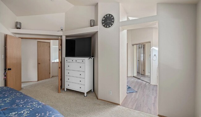 Building Photo - Updated Kent home with outstanding backyard