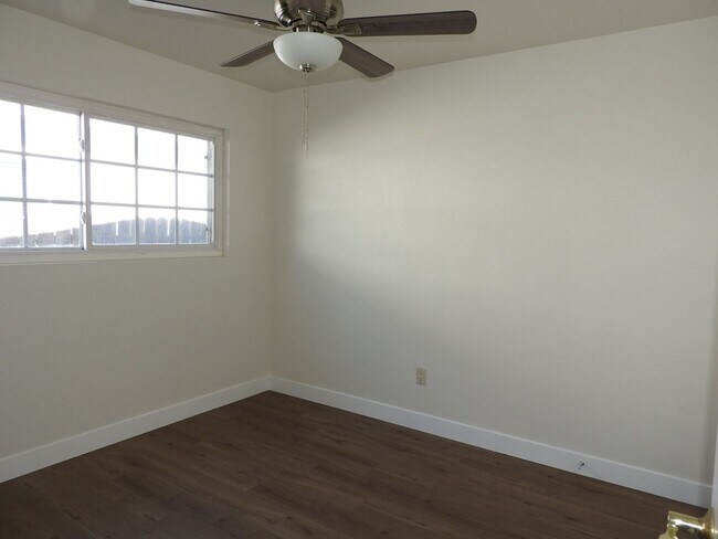 Building Photo - Large 3bd