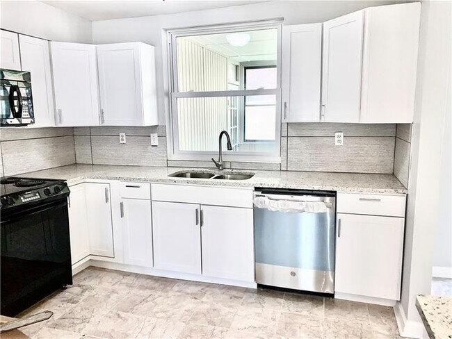 Building Photo - 145 Northwood Dr