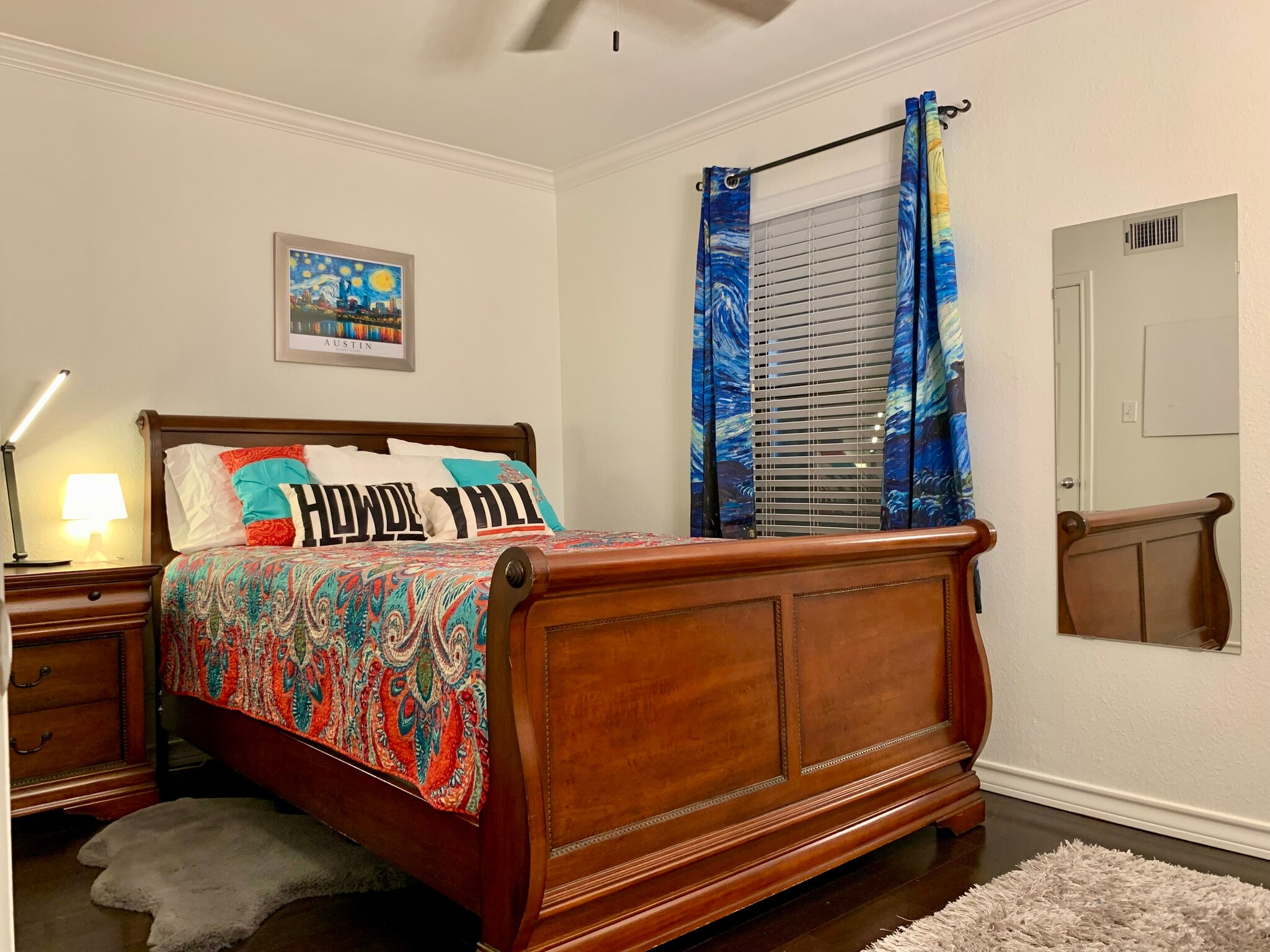 One bedroom x one bathroom condo. Corner unit. Private unit. Short term rental. - 407 E 45th St #116