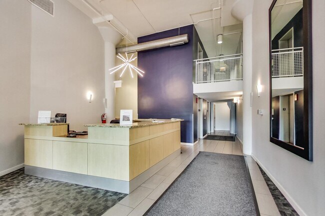 Building Photo - 1224 W Van Buren St