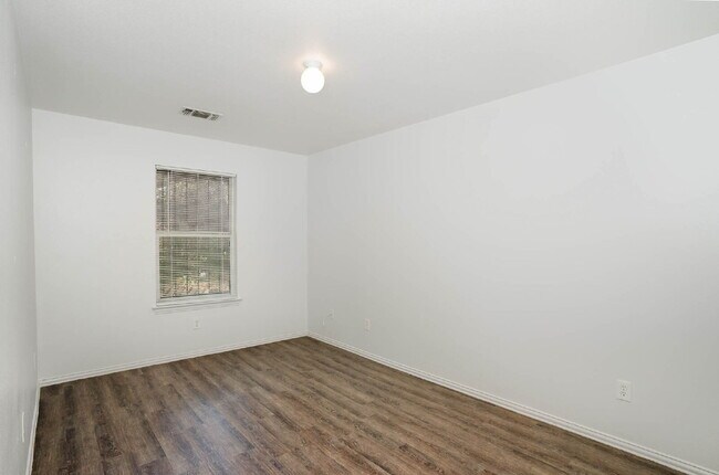 Building Photo - Comfort and Convenience of 3BD/2BA Duplex in Fort Worth!