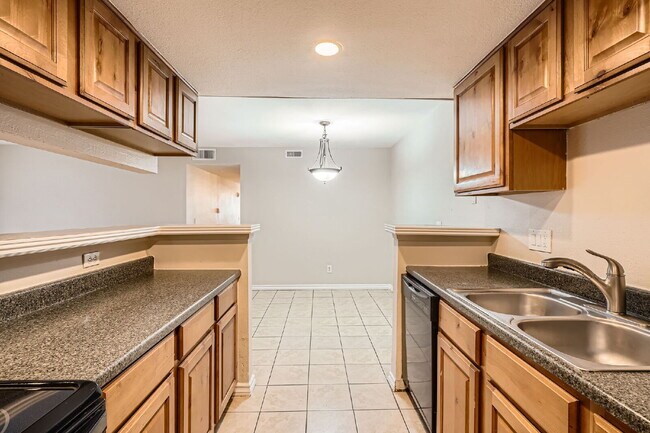 Building Photo - Spacious 1,177 sq ft 3-Bed / 2-Bath Condo ...