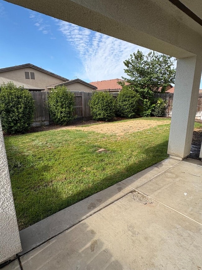 Building Photo - 5990 E Kerckhoff Ave