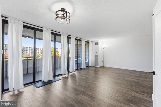 Building Photo - 250 S Reynolds St