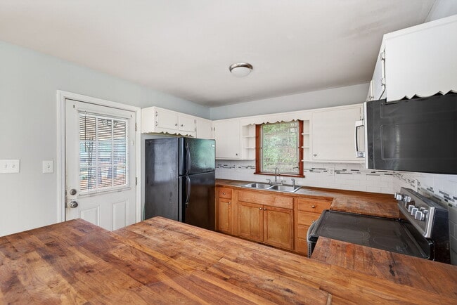 Building Photo - 3178 Pinehill Drive