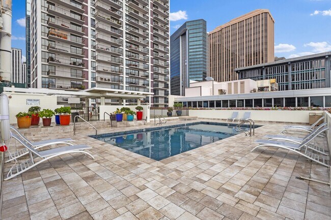 Building Photo - Downtown Honolulu Condo - AC . W/D . Full Kitchen