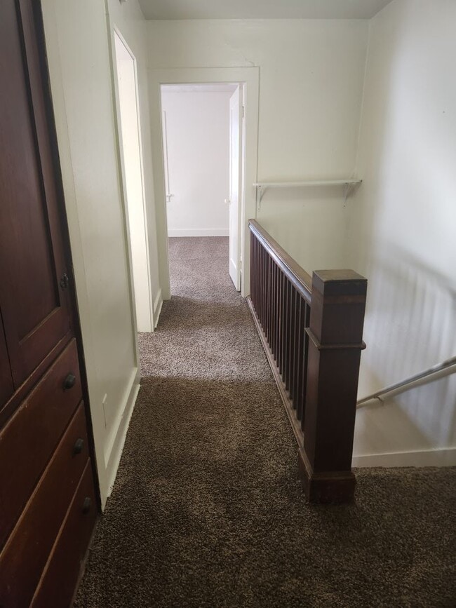 Building Photo - 2 BR Townhouse Near Saint Francis University