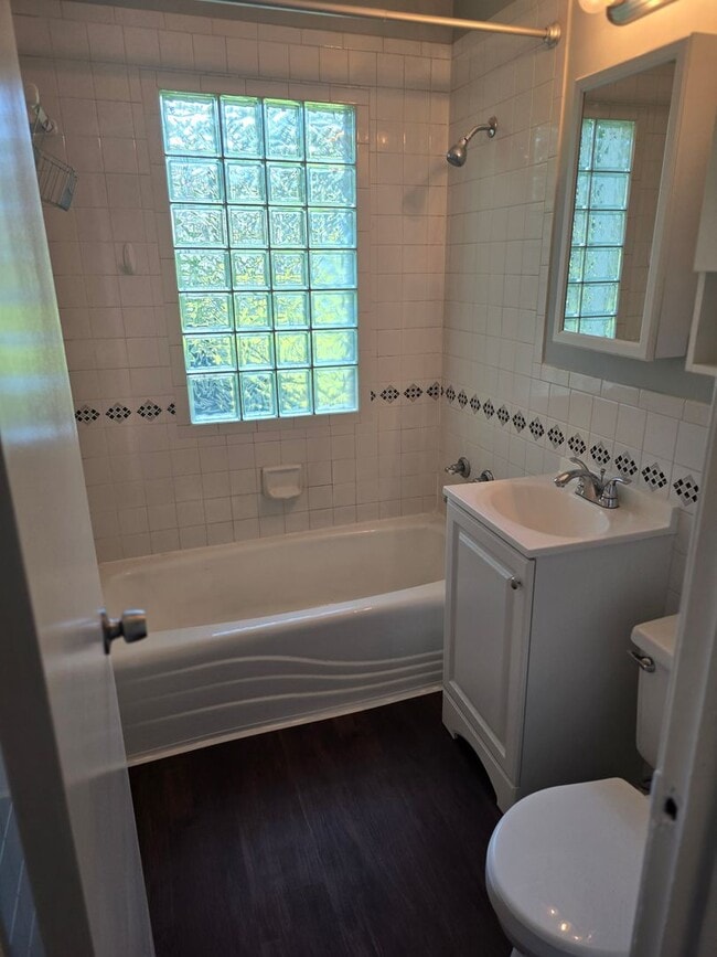 Building Photo - Newly Renovated 2 bedroom in Roeland park